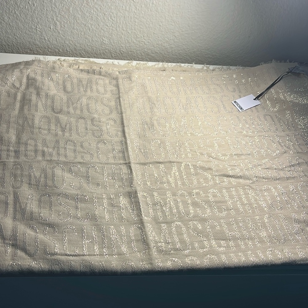 New with tages Moschino logo scarf